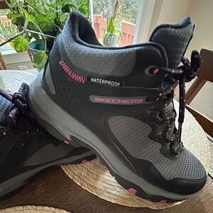 SKECHERS RELAXED FIT AIR COOLED MEMORY FOAM WATERPROOF BOOT SNEAKERS - SIZE 7
